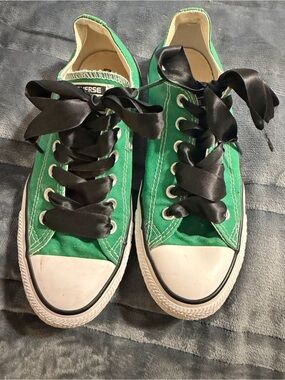 Converse men’s 6 women 8 Green Canvas Low-Top Sneakers with Black Laces